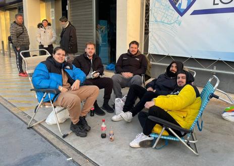 Imagen secundaria 1 - Locura por 300 entradas del Granada-Málaga: desde las 5 de la mañana en cola