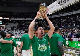 Djedovic celebra el triunfo en la final con los aficionados.