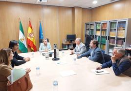El alcalde de Manilva, Mario Jiménez, se reunió en Málaga con la delegada de Empleo, Carmen Sánchez, entre otros.