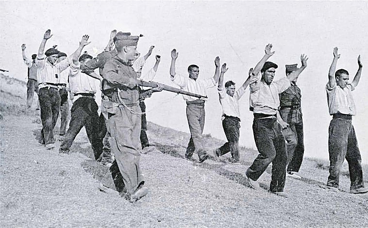 Imagen principal - Arriba y abajo a la derecha, dos imágenes de la exposición que puede verse en el museo nerjeño hasta el próximo 29 de marzo, abajo a la izquierda, inauguración de la muestra.