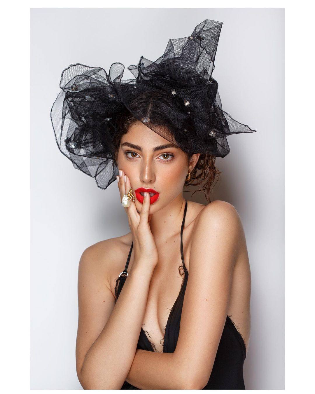 Nueva York, París, Milán.. no hay capital de la moda que se le resista. Pese a su juventud -22 años- esta joven de Álora puede presumir de ser una de las modelos españolas más codiciadas. Con 16 recién cumplidos ya estaba desfilando por las calles de Nápoles para Dolce Gabbana y desde entonces no ha parado de trabajar. Más de 70 pases en apenas 7 años configuran su imponente trayectoria.