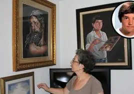 Antonia Guevara observa en su casa algunos de los cuadros realizados por su hijo.