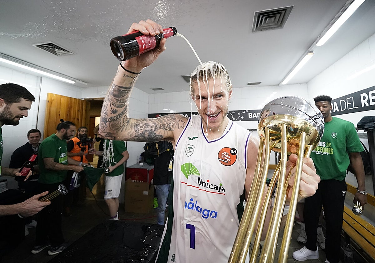 Osetkowski celebra el título de la Copa en el vestuario.