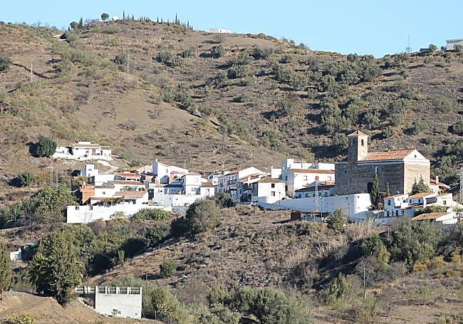 Tranquilidad. La aldea de Benaque, en la que sobresale su iglesia, está en una zona donde se respira sosiego.