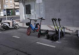 Aparcamiento en la zona de Héroe de Sostoa, frente a la estación del Metro.