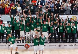 Los jugadores del Unicaja recogen el trofeo como campeones de la Copa del Rey 2023.