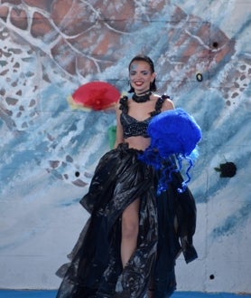 Imagen secundaria 2 - Las alumnas que han trabajado en el proyecto y algunas de sus creaciones durante el desfile.