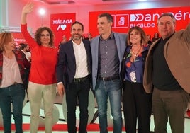 Jabato, situada entre Sánchez y Espadas, durante la presentación de la candidatura de Pérez.