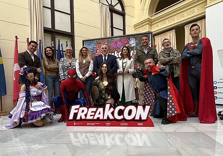 Representantes institucionales y organización del evento, durante la presentación en el Ayuntamiento de Málaga.