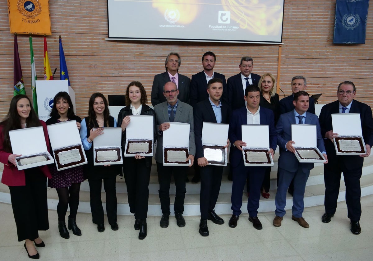 Los premiados, con el vicerrector de Empresa y Transformación Digital, Javier López, y el decano, Antonio Guevara.