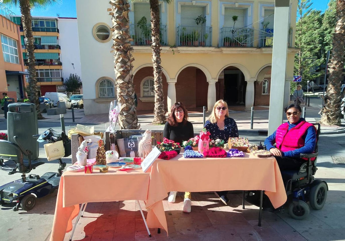 Miembros de la Asociación de Esclerosis Múltiple Nuevo Amanecer durante una de sus actividades de recaudación de fondos.