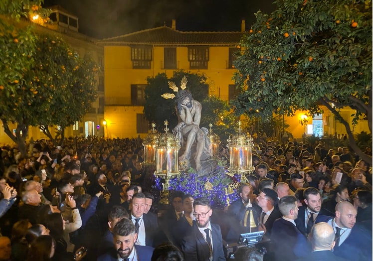 El Cristo de la Humildad y Paciencia ha accedido a la Catedral por el Patio de los Naranjos.