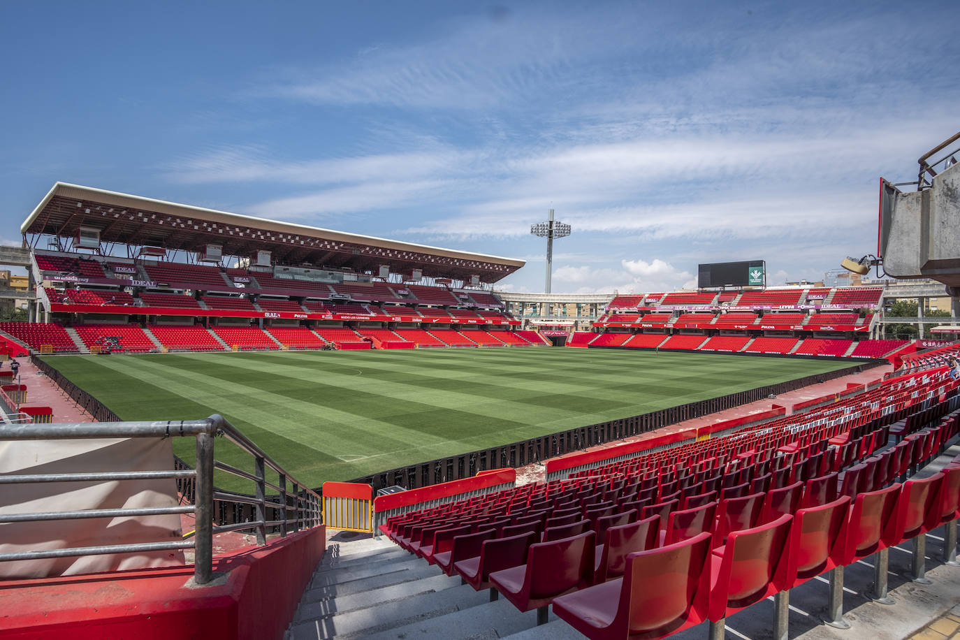 Imagen panorámica del estadio Nuevo Los Cármenes de GRanada.