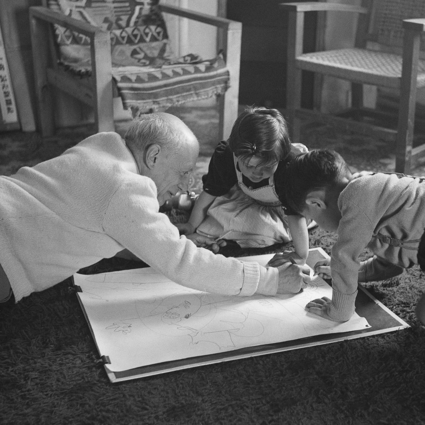 Pablo Picasso, enseñando a pintar a sus hijos Paloma y Claude.