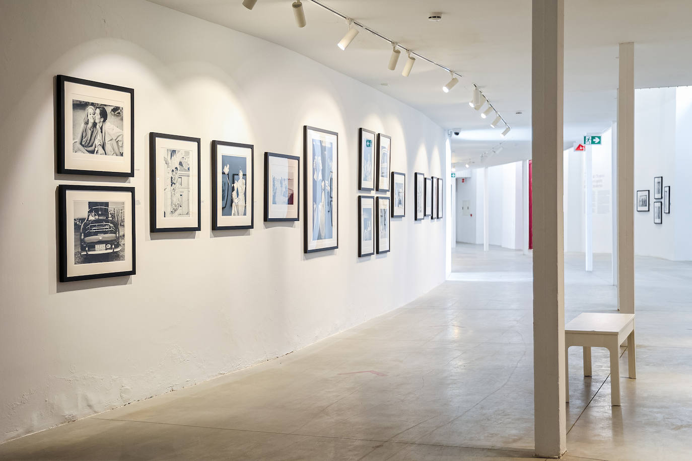 Vista de la galería con las fotos de la exposición en el Centro Cultural La Malagueta. 