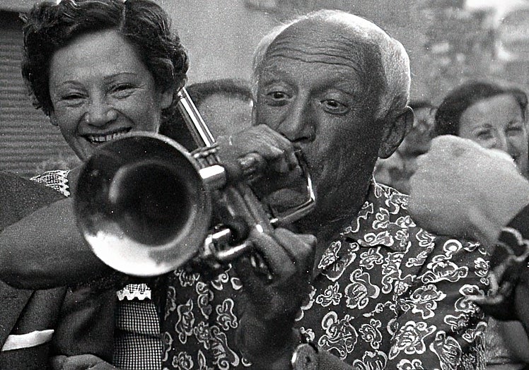 Un divertido Picasso con una trompeta, pese a que no sabía tocar.