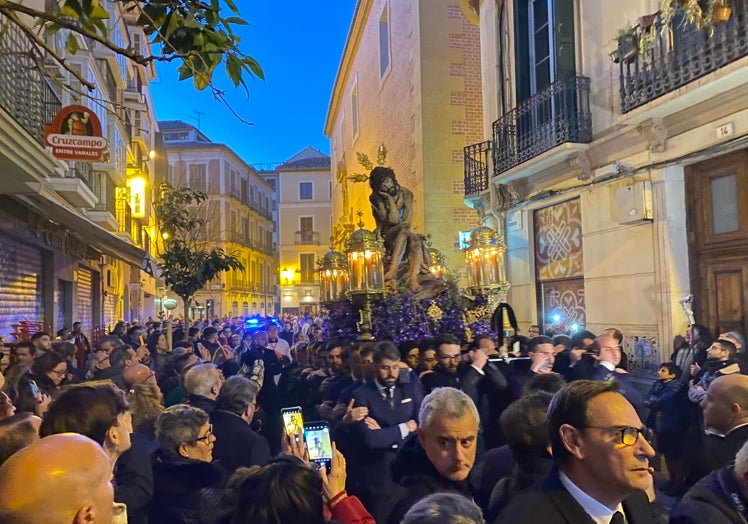 El Señor, a su salida desde San Julián, a su paso por la calle Nosquera.