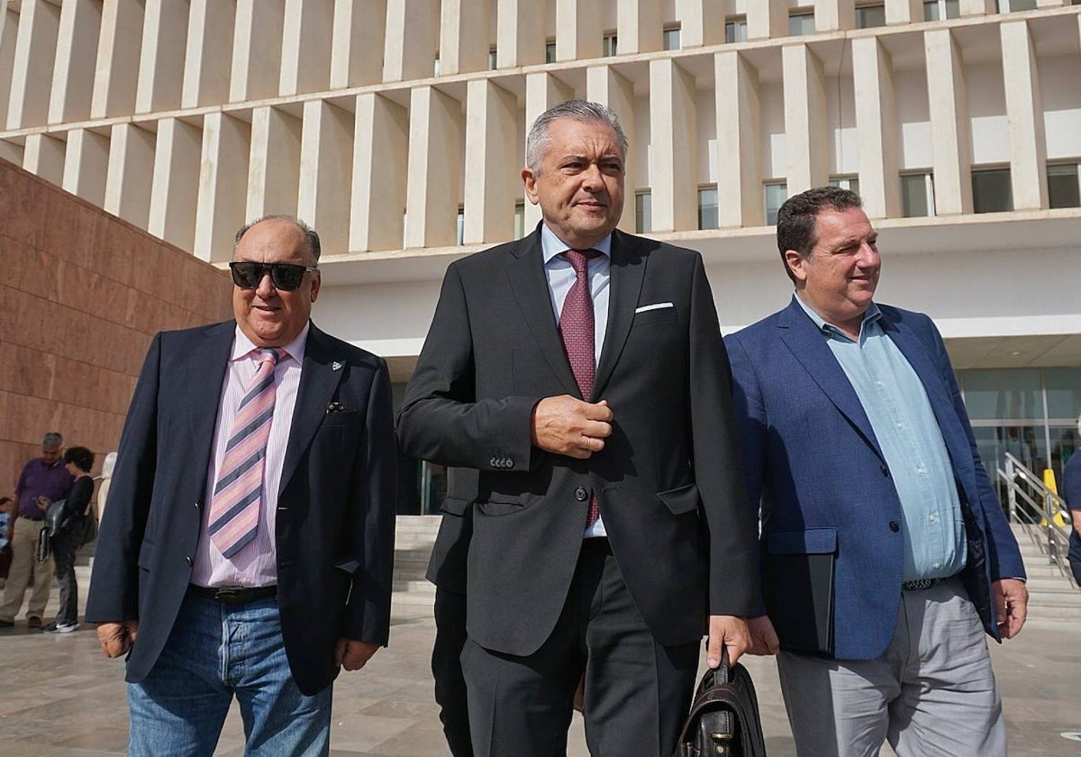 Dimiten Francisco Valverde y Jesús Burgos de la directiva de la APA