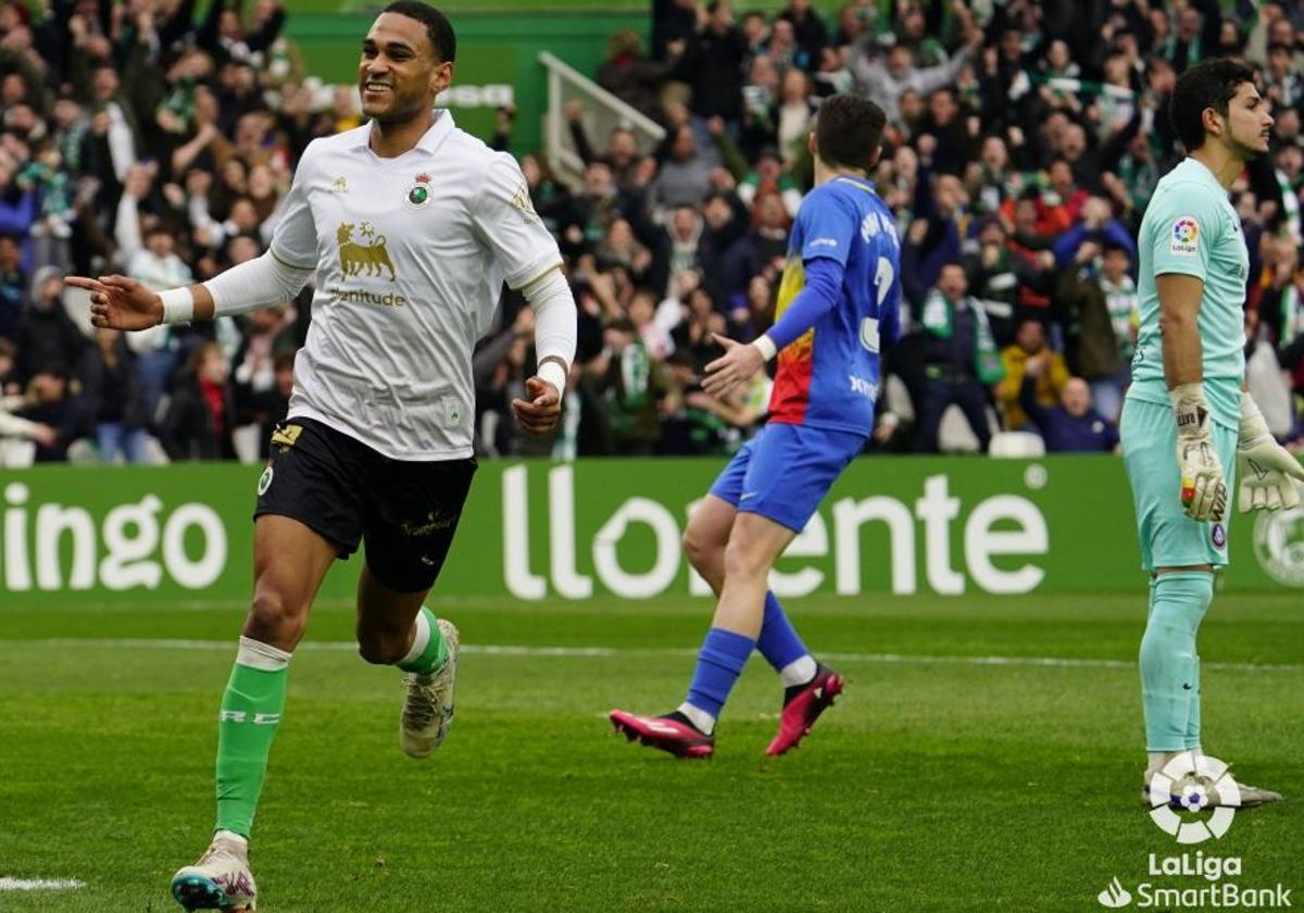 El jugador del Racing de Santander Jordi Mboula celebra su gol contra el Andorra.