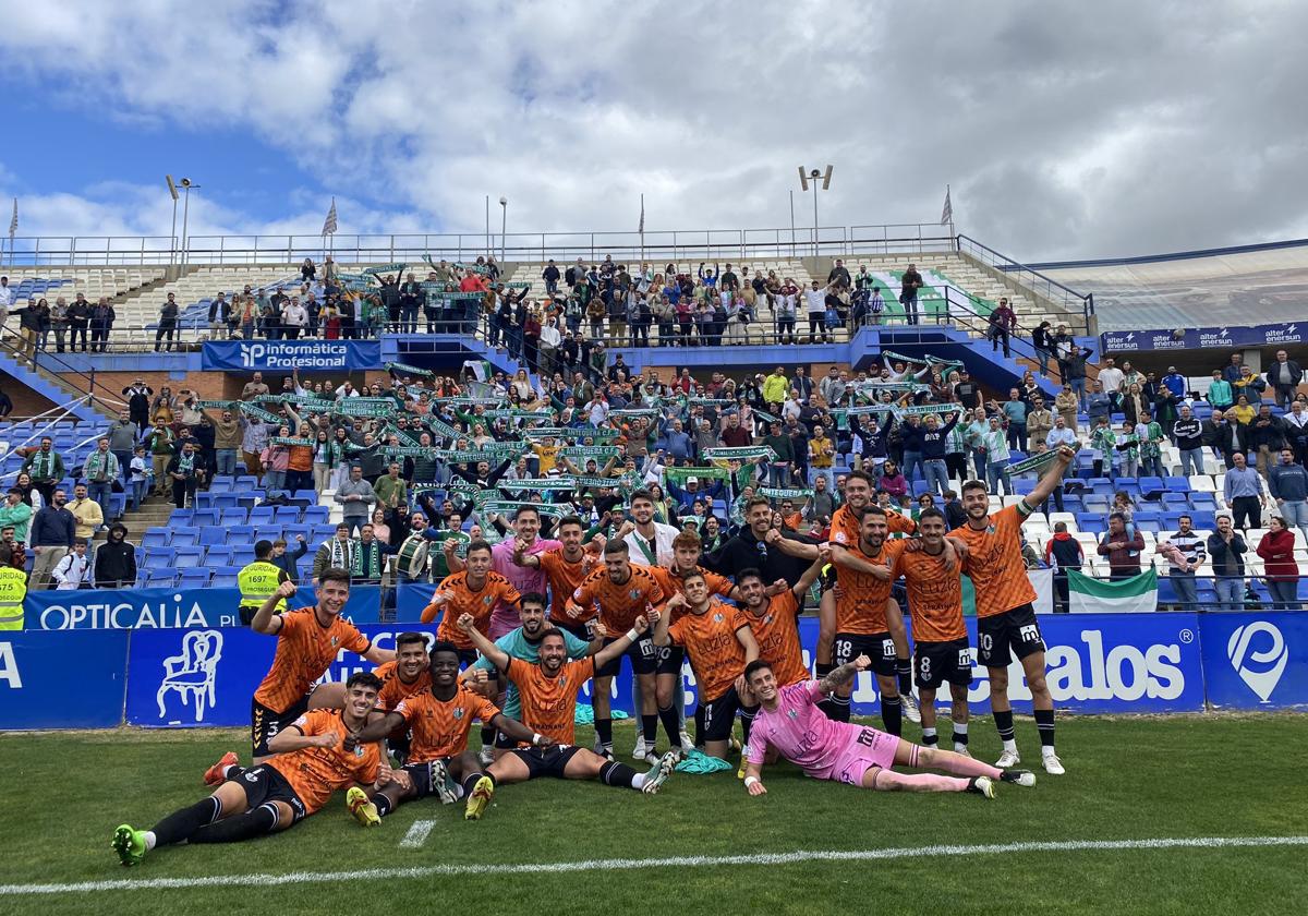 El equipo celebra el triunfo junto a la afición ayer en Huelva.