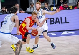 Alberto Díaz, defendido por Mannion, en el duelo de ayer.