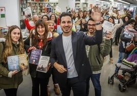 Javier Castillo, junto a sus lectores, en la firma de este viernes en Granada.