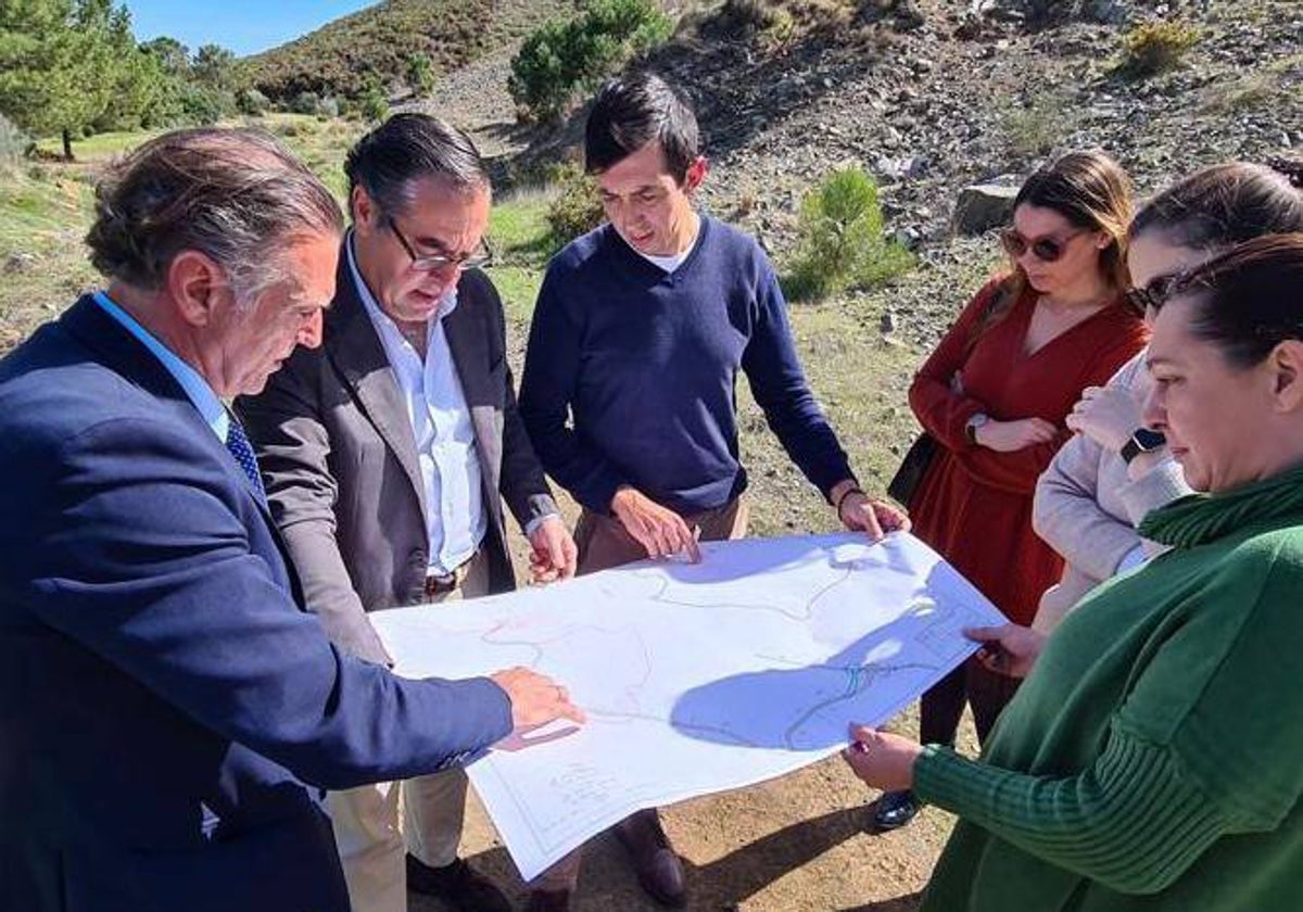 La delegación de Educación y el Ayuntamiento han mantenido una reunión en Benahavís para analizar los anteproyectos de los equipamientos educativos.