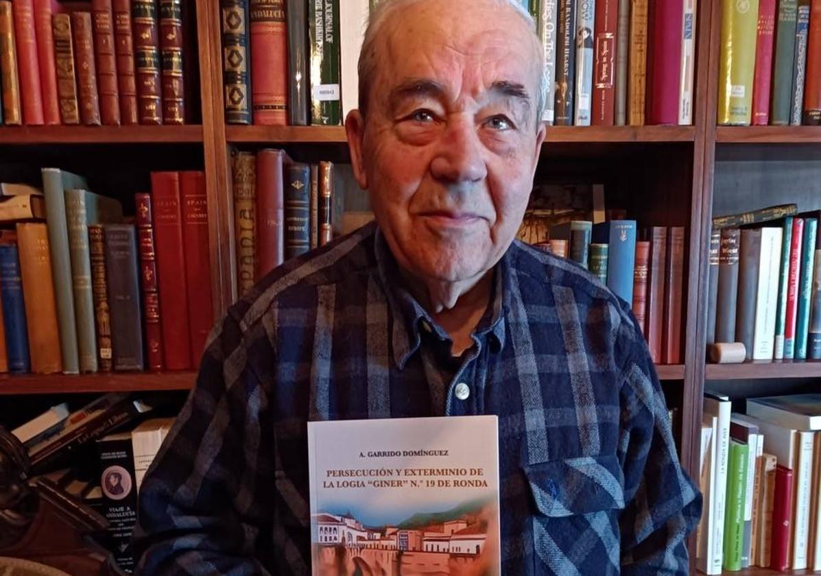 Antonio Garrido, con su último libro: Persecución y exterminio de la Logia Giner nº 19 de Ronda.