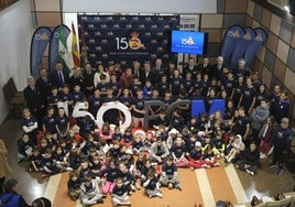 Foto de grupo de las autoridades, dirigentes del club y los más jóvenes deportistas.