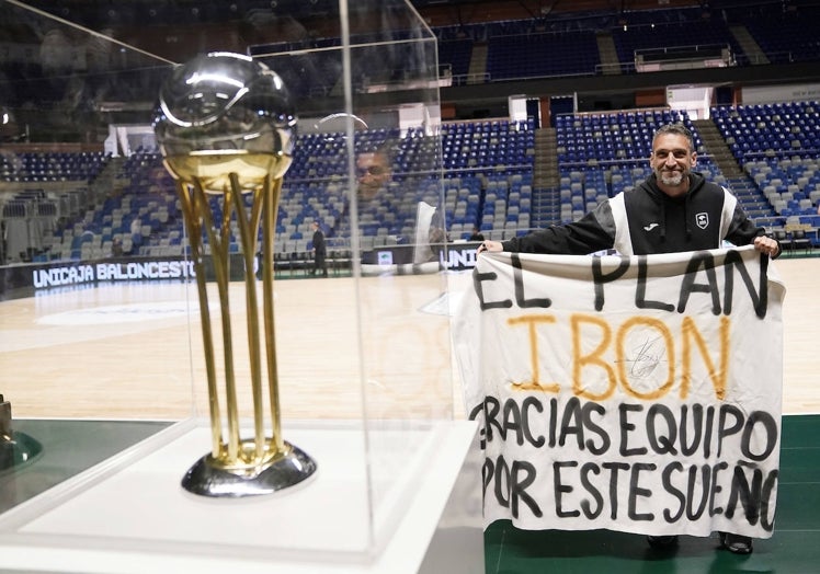 Ibon Navarro, con una pancarta de agradecimiento y el trofeo de la Copa del Rey.