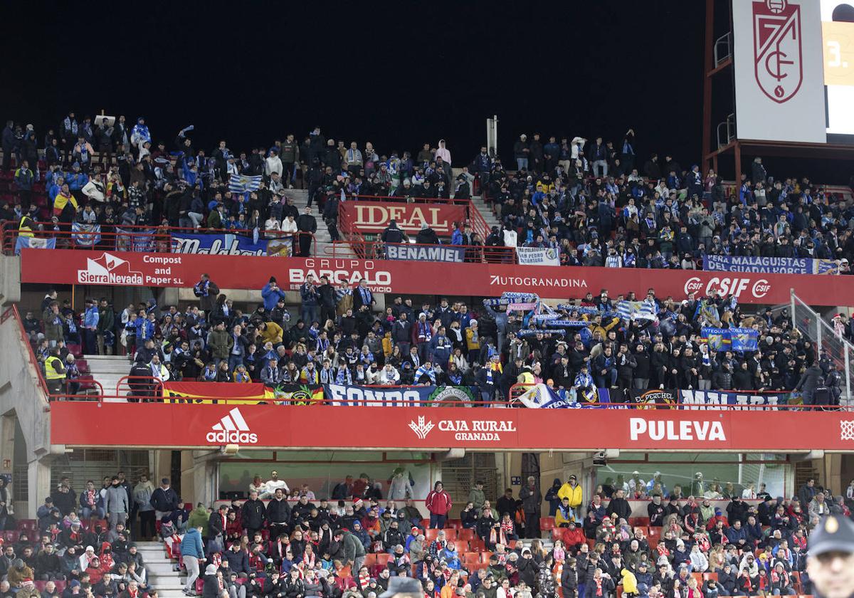 Imagen de la zona de la afición del Málaga en el estadio Nuevo Los Cármenes de Granada durante el derbi.