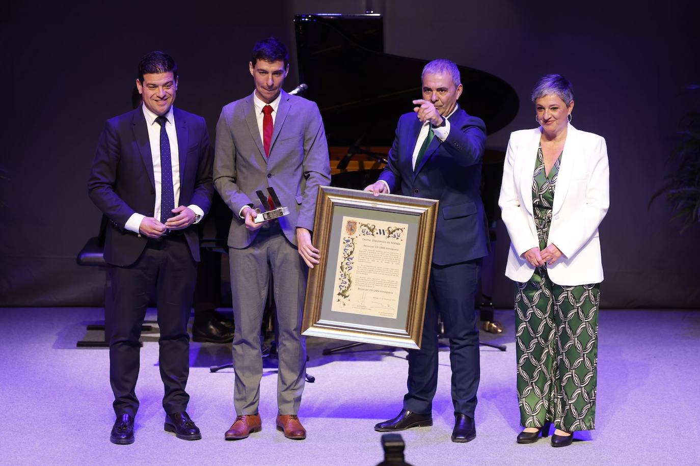 El presidente del equipo de fútbol sala Besoccer CD UMA Antequera, Eloy Cano, recibe el galardón 'M de Málaga'