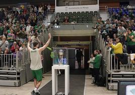 Kravish saluda a los aficionados presentes en el pabelllón, con el trodeo de la Copa, al lado.