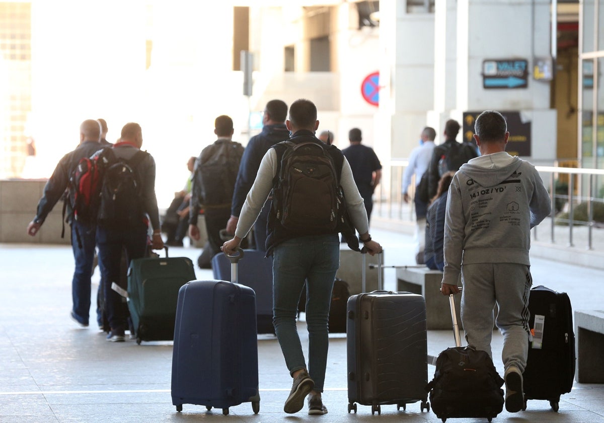 Turistas a la llegada al aeropuerto de Málaga.