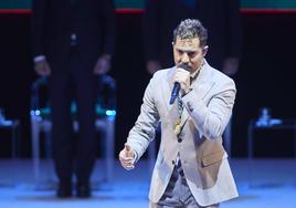 David Bisbal interpreta el himno de Andalucía en el Teatro de la Maestranza.