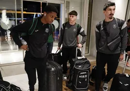 Carter, Saint-Supéry y el lesionado Djedovic, en su llegada al hotel de Badalona para la Copa del Rey.