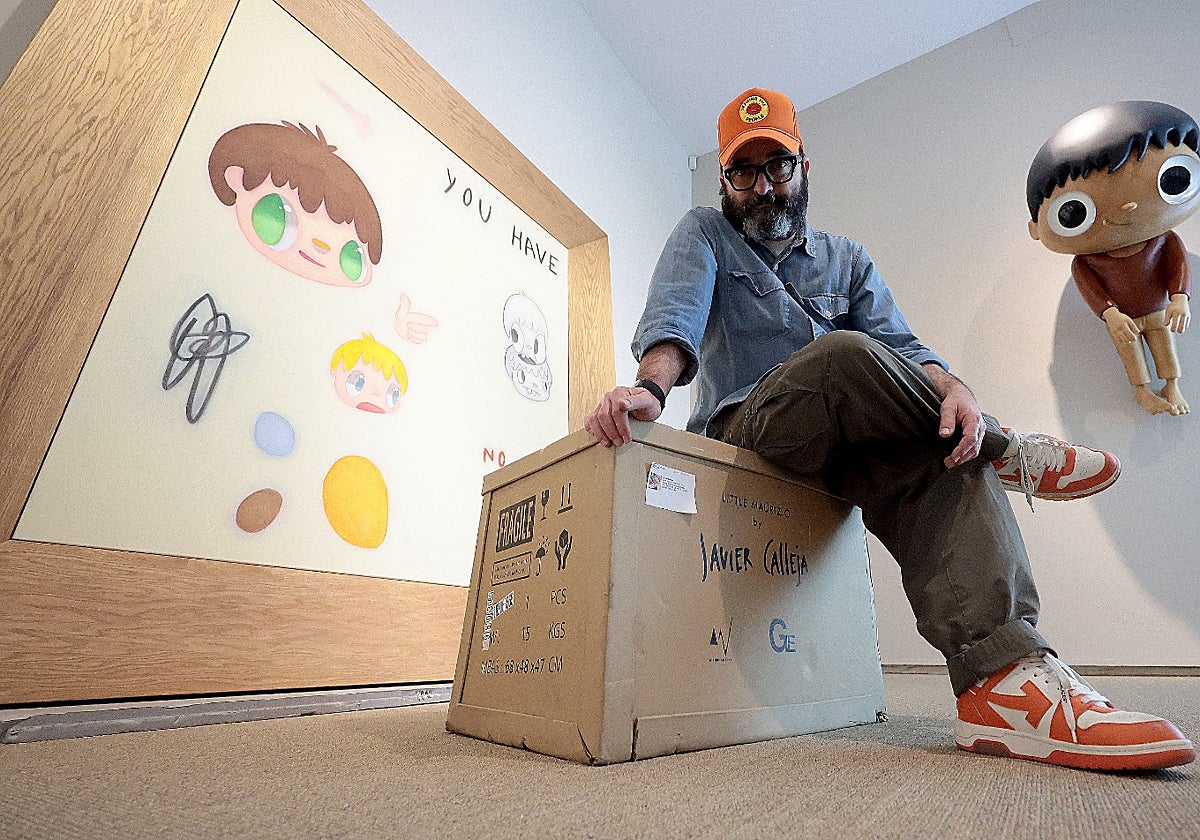 Javier Calleja, en el montaje de la exposición que hoy inaugura.