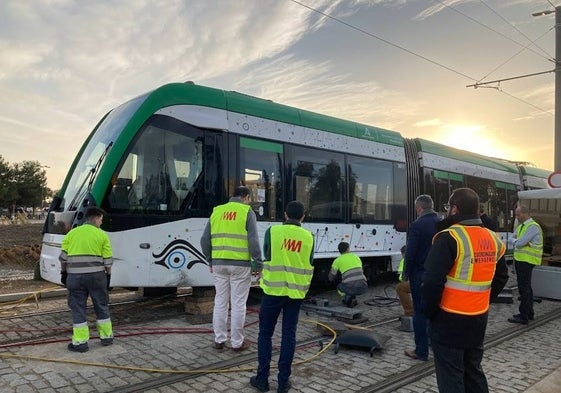 Trabajadores del metro revisan un convoy tras un accidente.