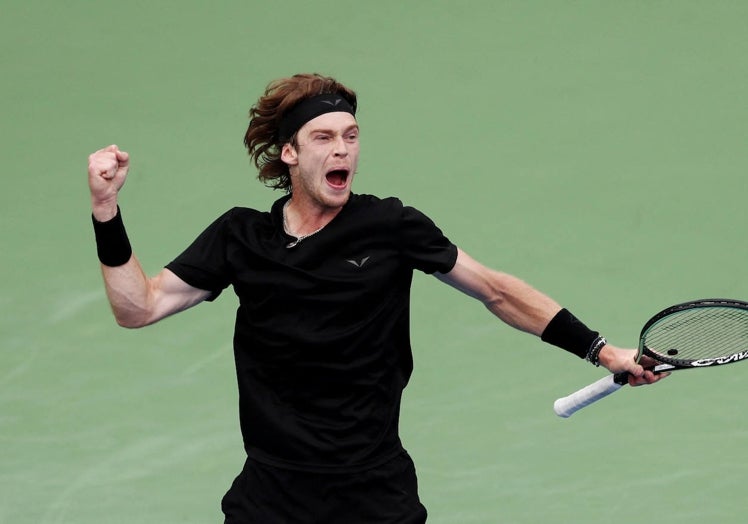 Andrey Rublev, que ya daba el duelo por perdido, celebró así la victoria en el segundo set.