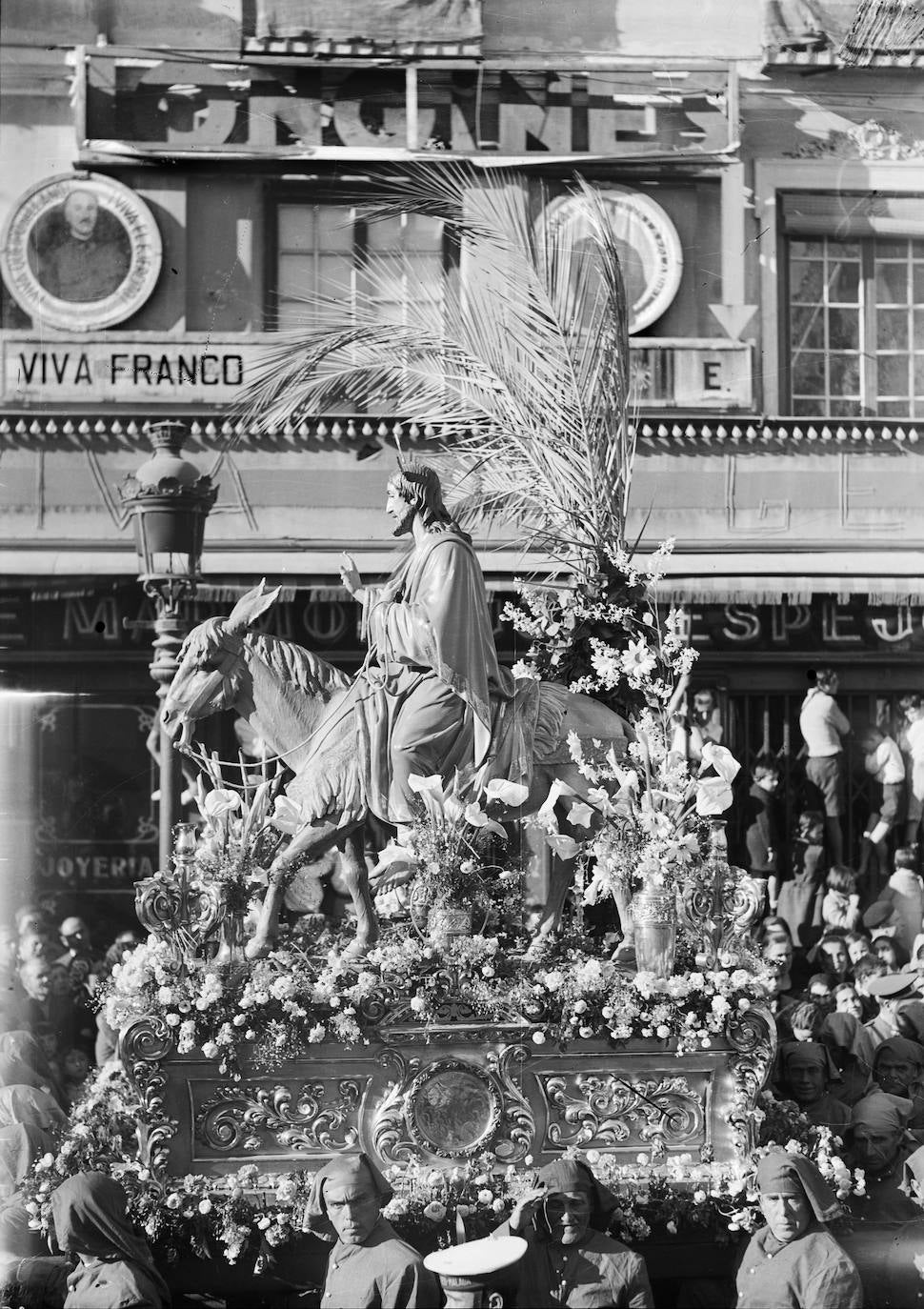 En un trono de reducidas dimensiones, en el que apenas si cabe el conjunto escultórico de Jesús a su Entrada en Jerusalén, salió la imagen realizada por José Gabriel Martín Simón en 1939. El trono también fue realizado por este escultor granadino, autor del Señor de la Sentencia y de Jesús Cautivo. La imagen recibió críticas y fue sustituida en 1943 por la actual, de Juan Martínez Cerrillo. En la actualidad, esta talla sale en Alhaurín de la Torre.