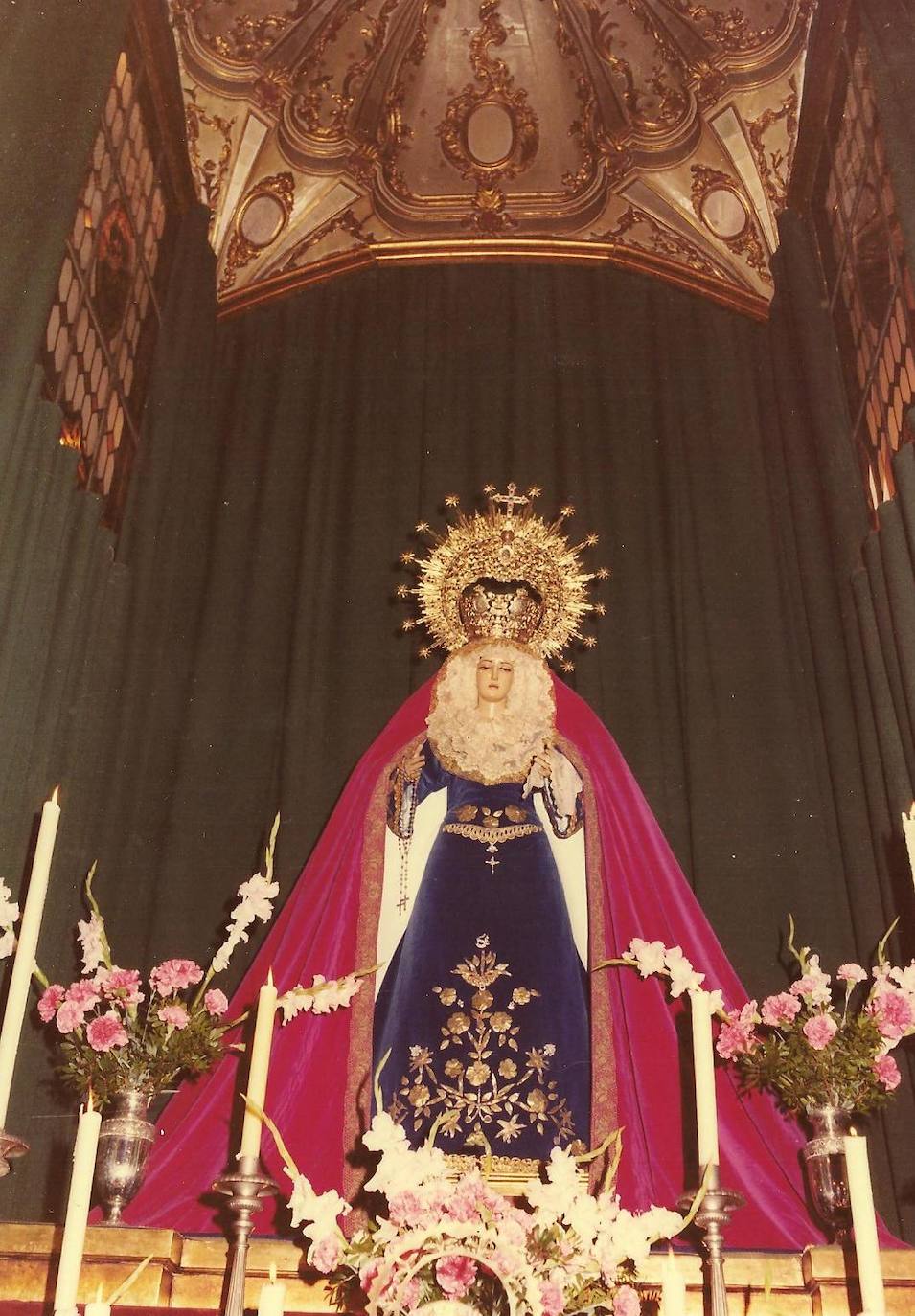 La antigua Virgen de Lágrimas y Favores era ataviada, entre las décadas de los cuarenta y sesenta, de manera extremadamente sencilla, con vestido y manto lisos de color negro, y toca blanca enmarcando el rostro. Este tocado le fue dispuesto en alguna ocasión a modo de 'schebisim', al estilo de la Virgen de la Soledad de la Congregación de Mena. Sin embargo, a partir de los setenta, la imagen adoptó definitivamente las distintas innovaciones que ya desde principios del siglo XX habían sido introducidas en la vestimenta de las Dolorosas sevillanas.