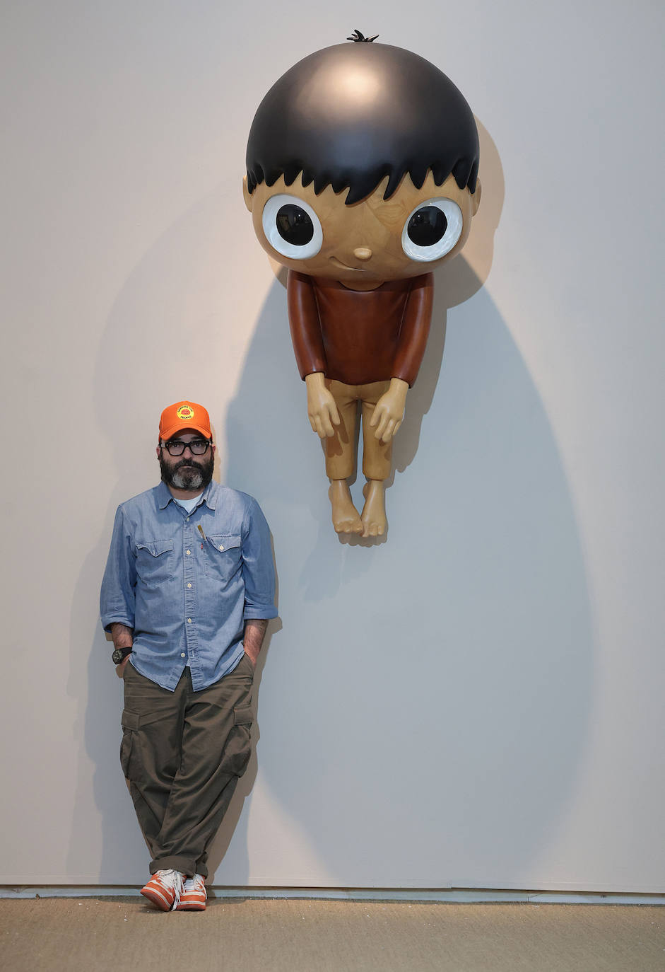 Calleja junto a uno de sus personajes en la exposición de Málaga