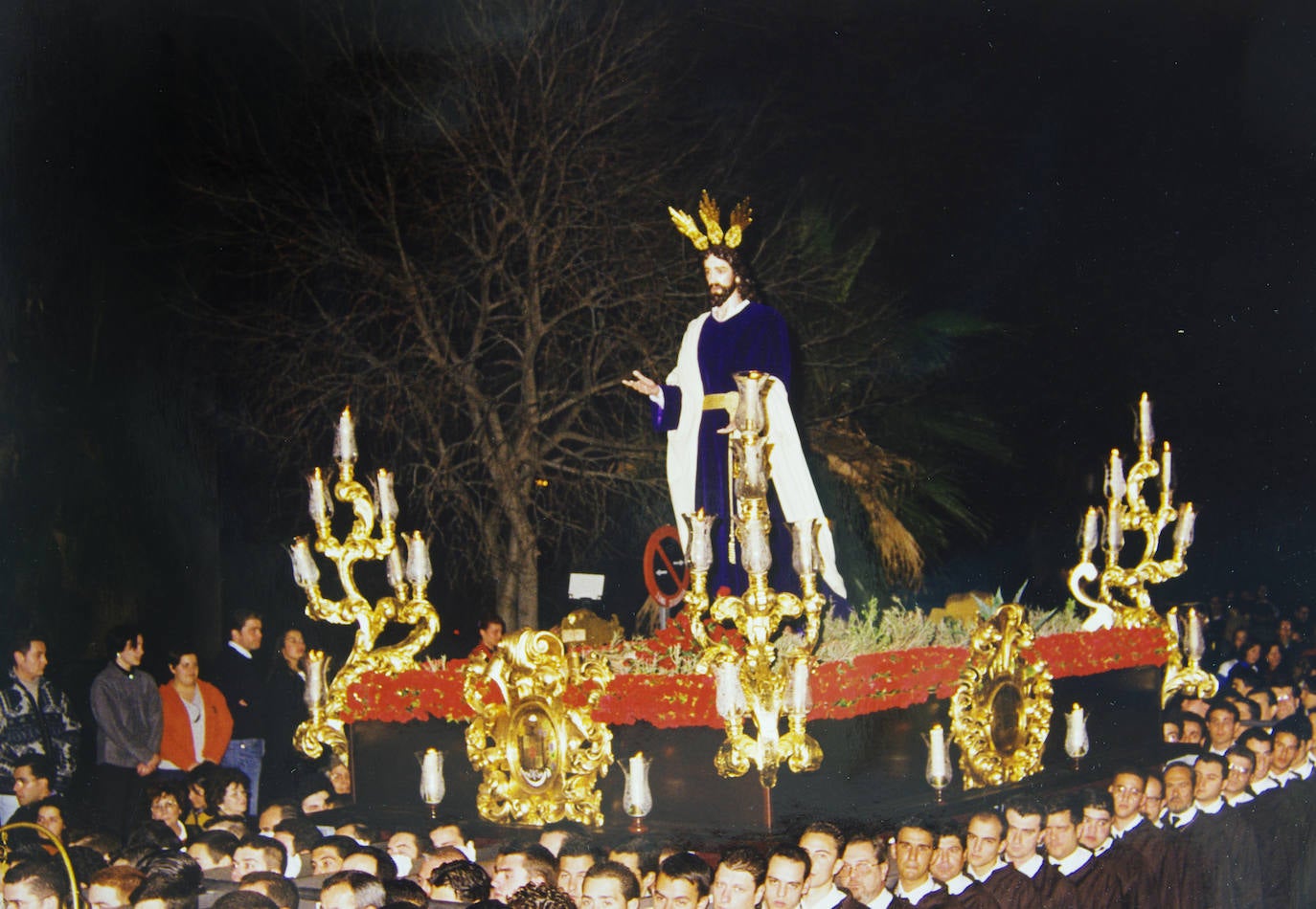 La primitiva imagen de Jesús de la Soledad, obra de José Dueñas Rosales, procesionó por primera vez el 4 de abril de 1998, Sábado de Pasión. Lo hizo por su barrio de Capuchinos.