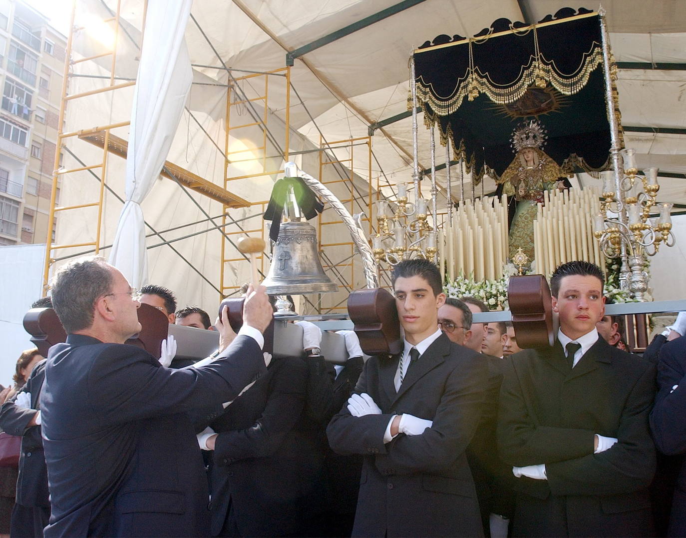 Momento de la salida de la Virgen de Dolores y Esperanza desde un tinglado en 2003. Por entonces, aún no había sido erigida la hermandad, que lo hizo al año siguiente.