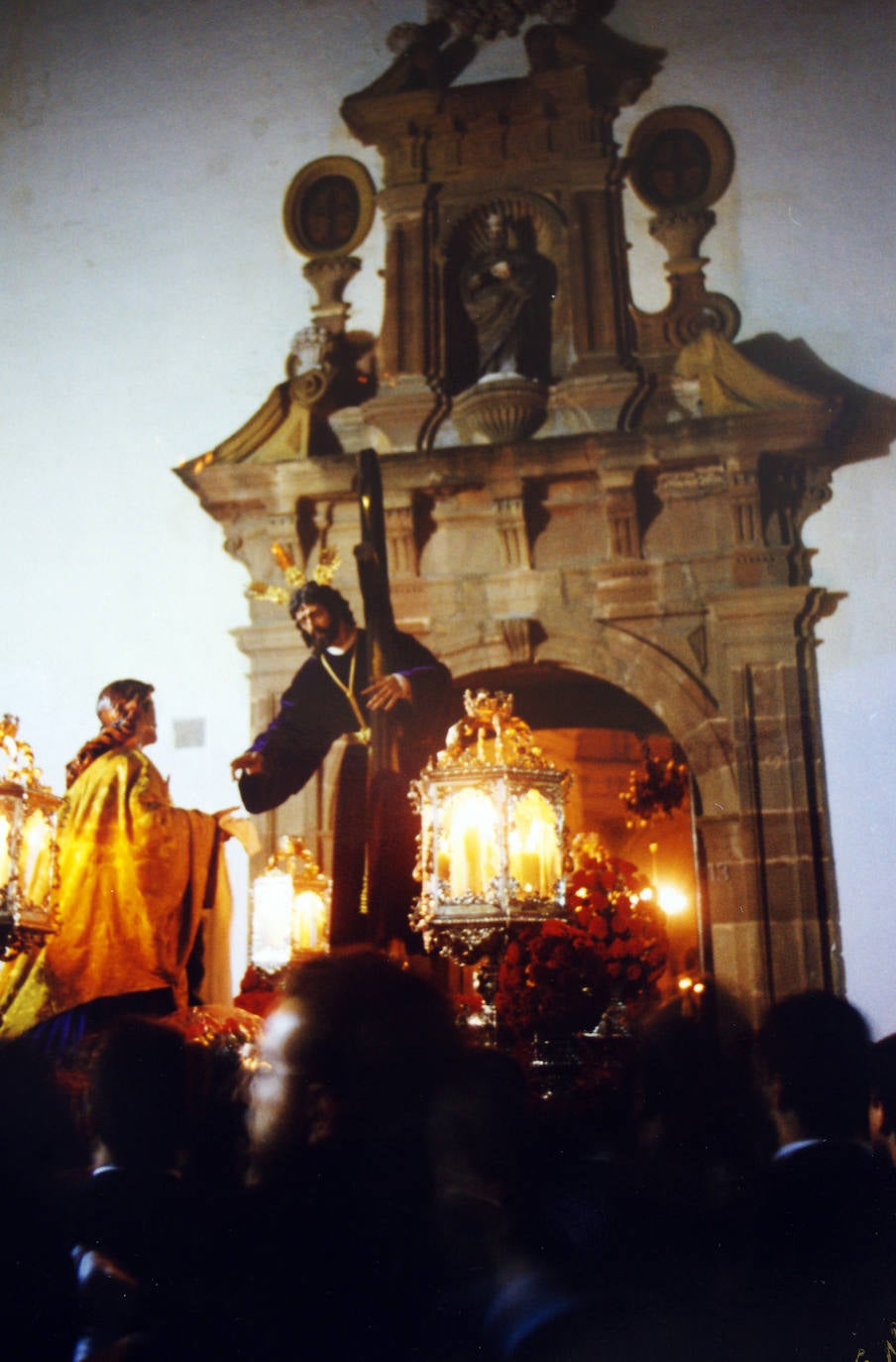 El Nazareno de la Salutación hizo su primera salida procesional el Viernes de Dolores 6 de abril de 1990. El cortejo, que recorrió la feligresía de San Felipe Neri, llegó hasta el Monasterio de San José de las Carmelitas Descalzas, por su madrinazgo con los titulares. El séquito se componía de cien nazarenos con hábito y capas blancos.