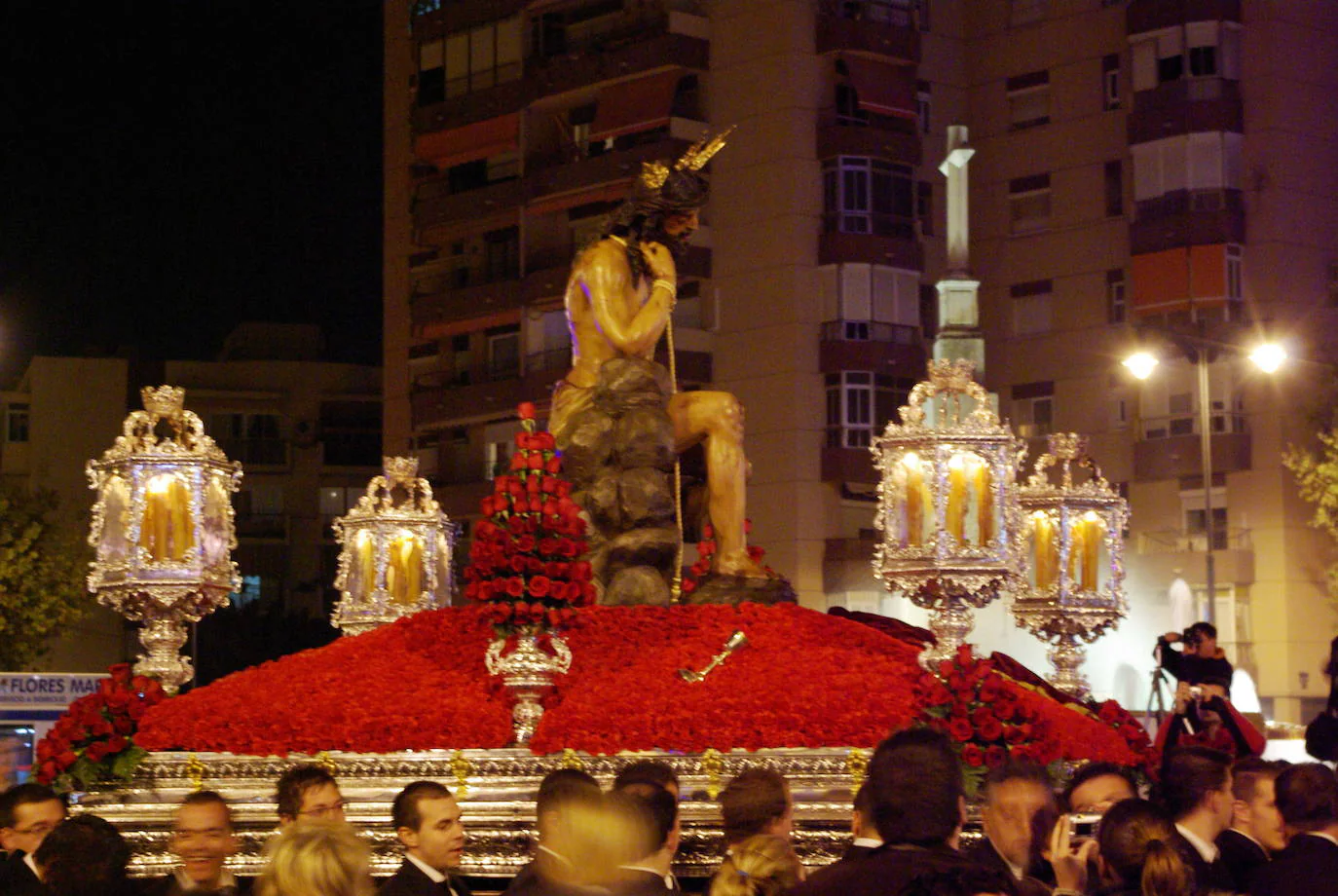 Tras la bendición del Cristo de la Humildad y Paciencia, este procesionó por el barrio de Cruz del Humilladero.