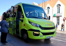 Imagen de un minibús de la empresa Rincónbus.