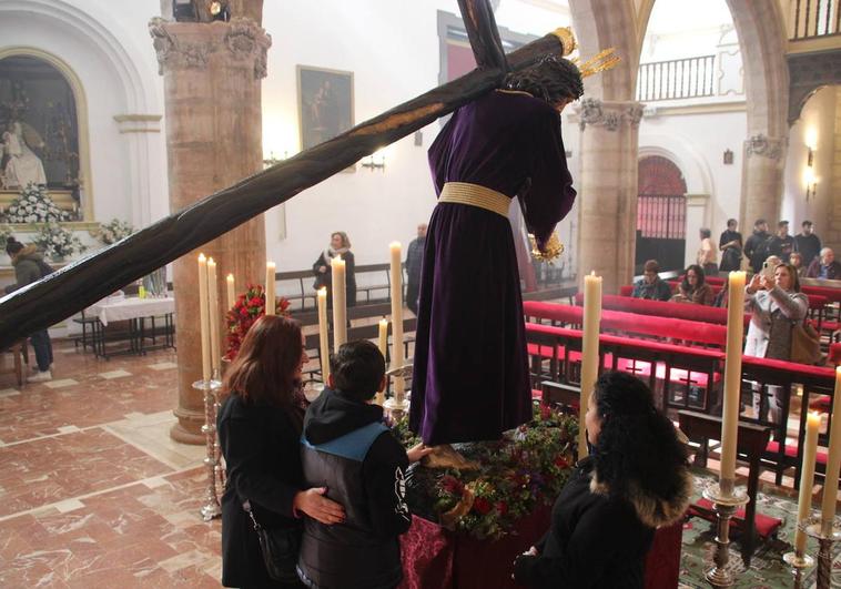«La salud está por encima, es lo que más le piden a Padre Jesús, pero también le traen muchos currículums»