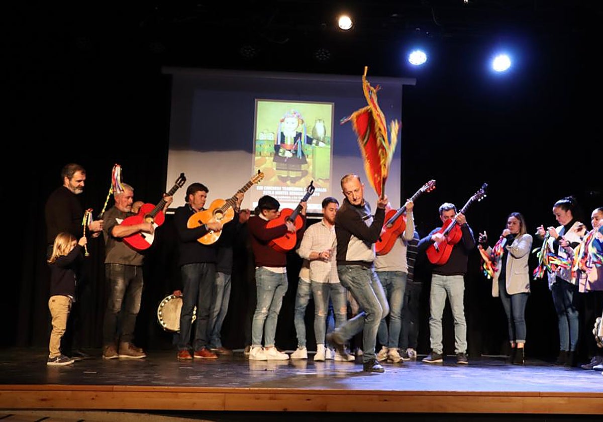 Actuación de una panda de verdiales, este viernes en Benagalbón.