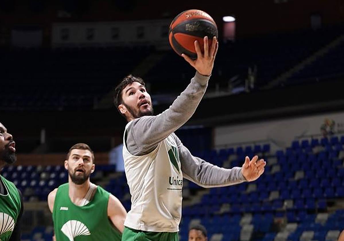 Brizuela penetra a canasta ante la mirada de Kravish y Thomas.